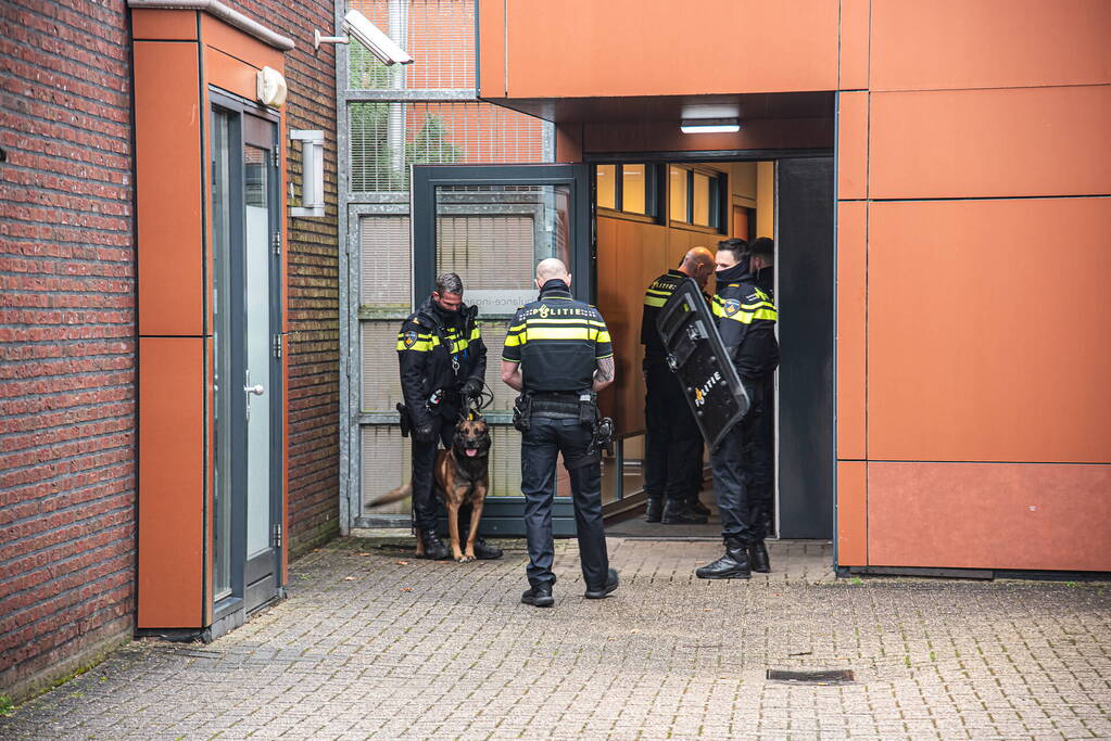 Politie overmeesterd agressieve man met mes