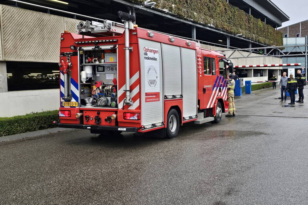 Autobrand in parkeergarage van ziekenhuis