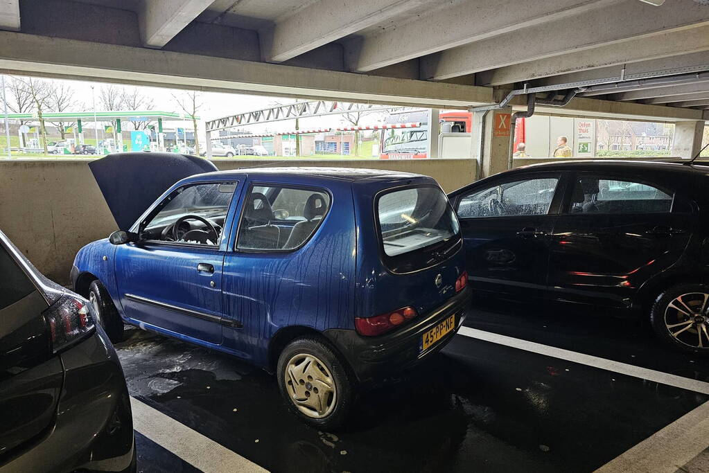 Autobrand in parkeergarage van ziekenhuis