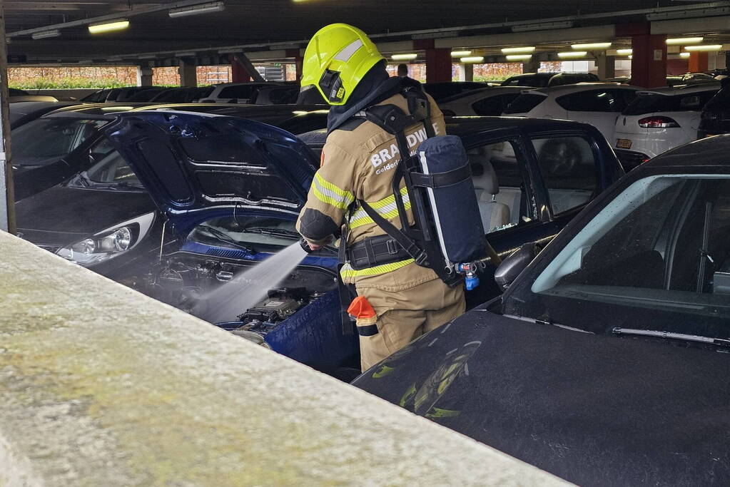 Autobrand in parkeergarage van ziekenhuis