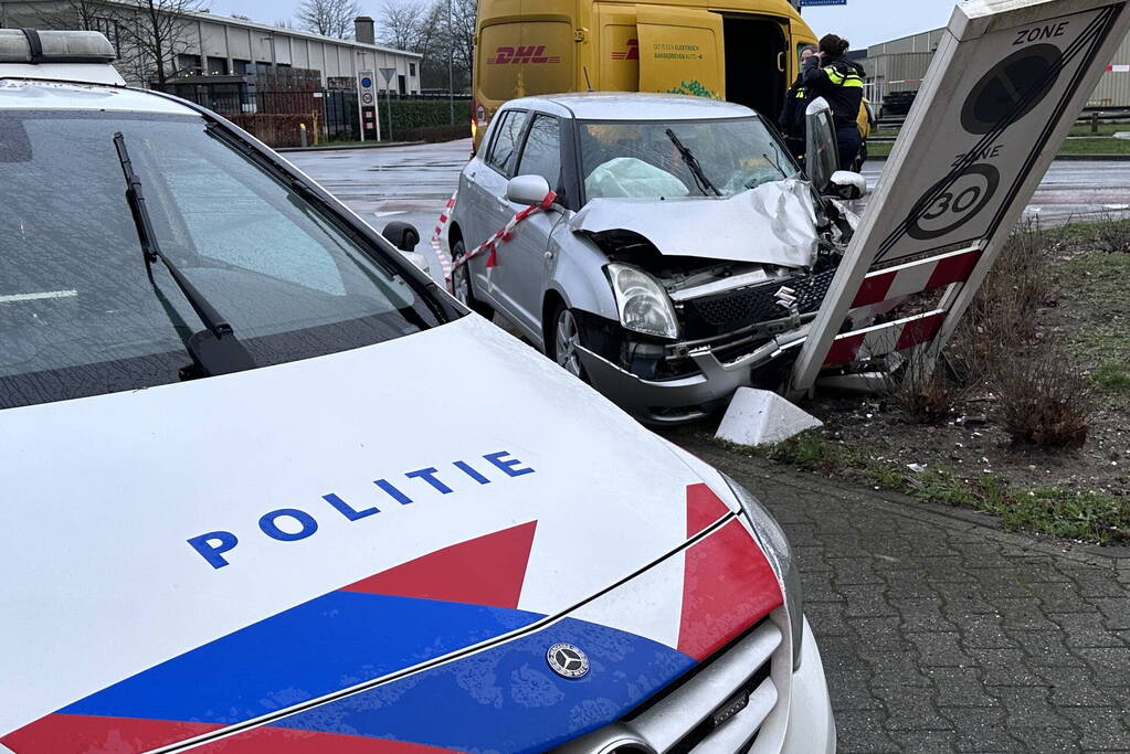 Automobilist en pakketbezorger botsen op elkaar