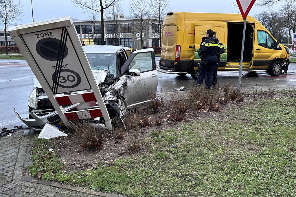 Automobilist en pakketbezorger botsen op elkaar