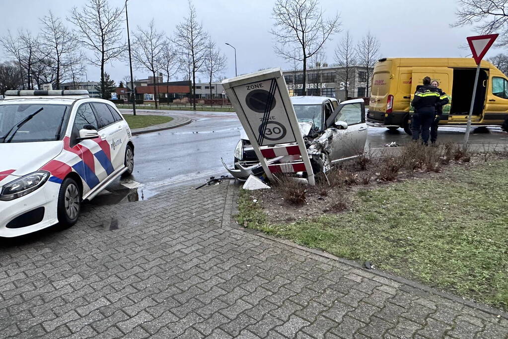 Automobilist en pakketbezorger botsen op elkaar