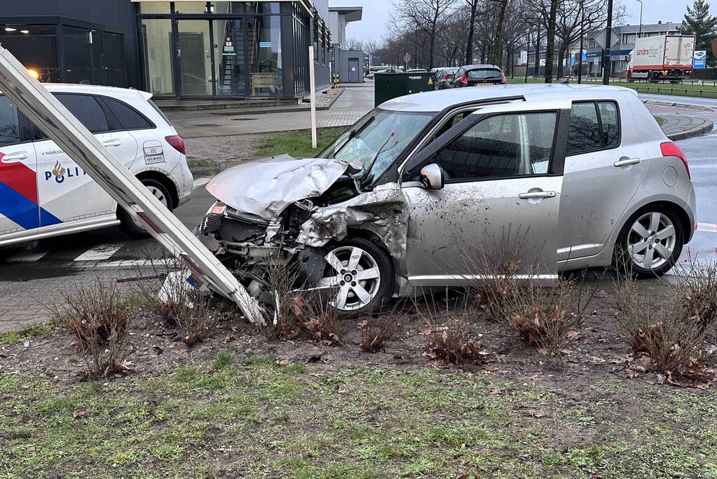 Automobilist en pakketbezorger botsen op elkaar