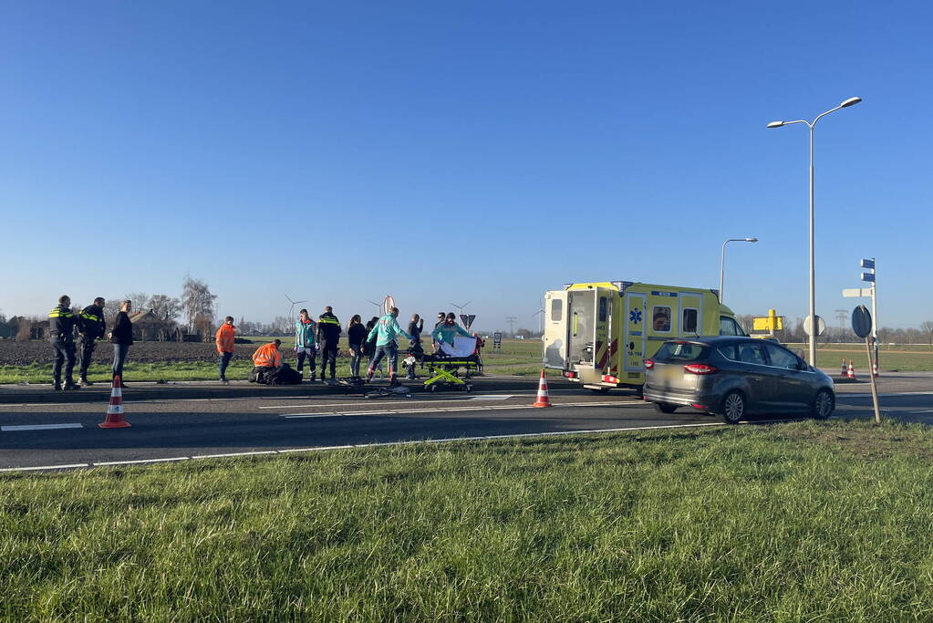 Fietser en motorrijder hard in botsing