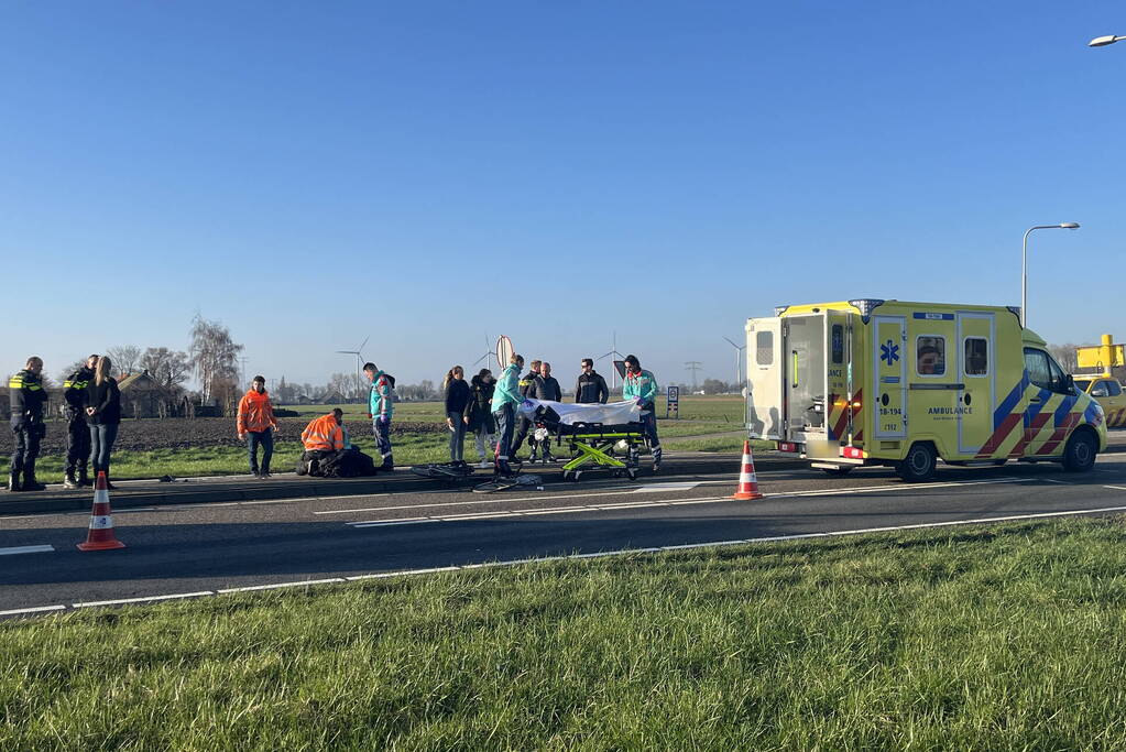 Fietser en motorrijder hard in botsing