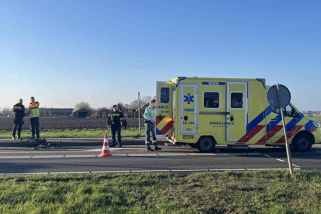 Fietser en motorrijder hard in botsing