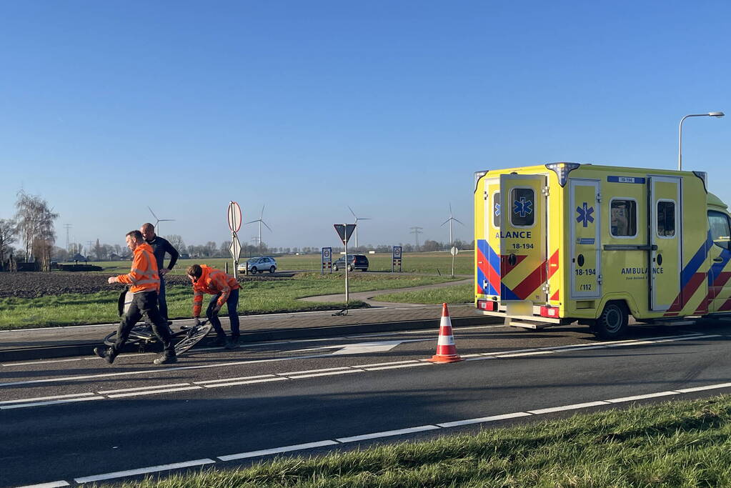 Fietser en motorrijder hard in botsing