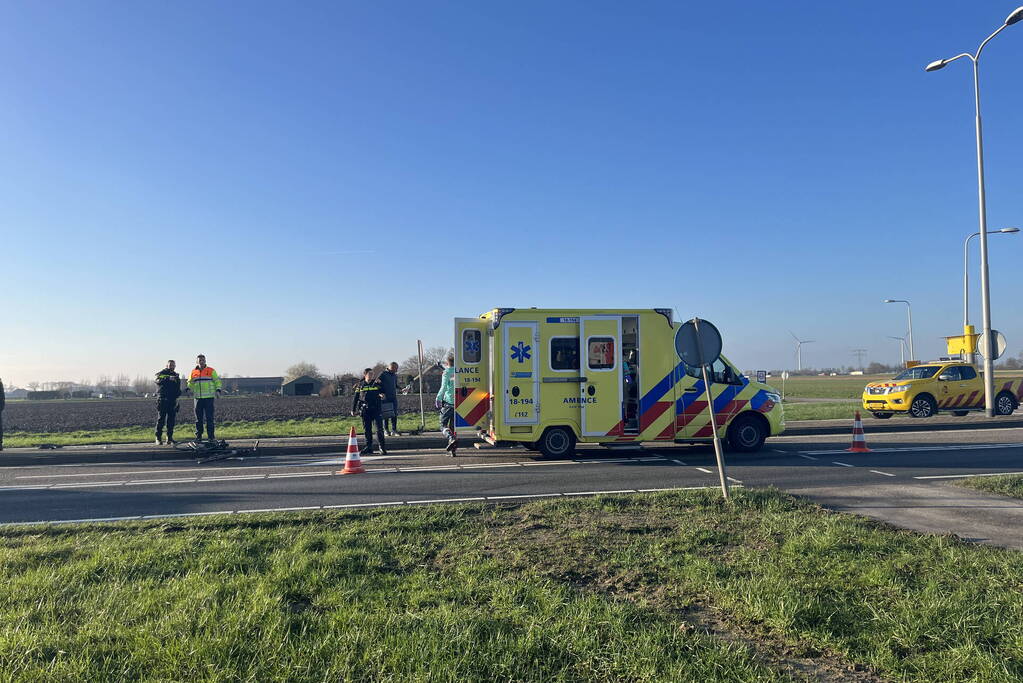 Fietser en motorrijder hard in botsing