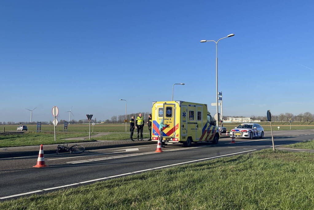 Fietser en motorrijder hard in botsing