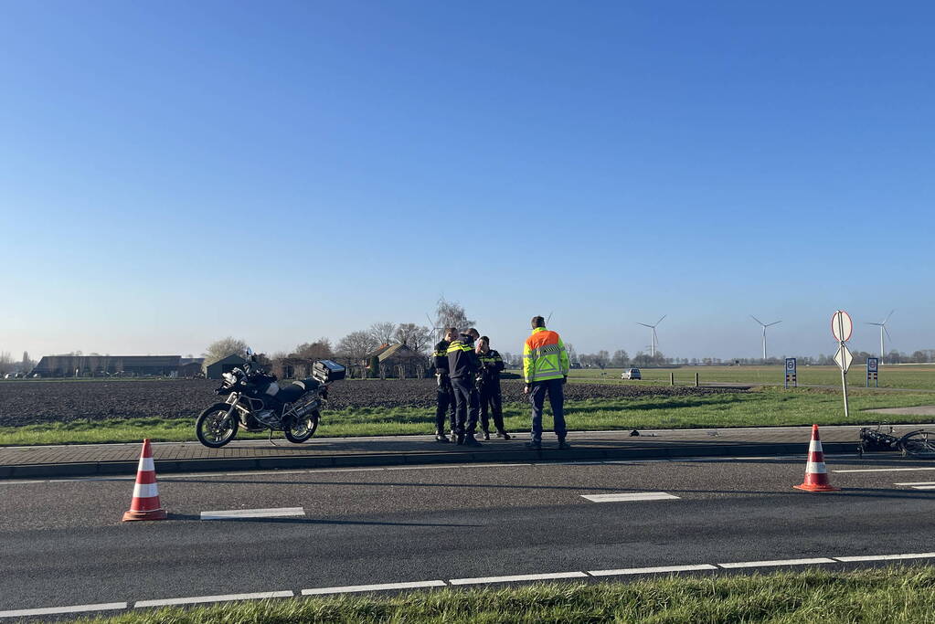 Fietser en motorrijder hard in botsing