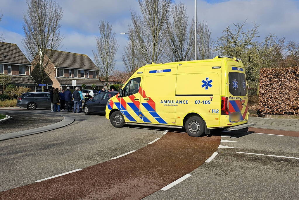 Automobilist en fietser in botsing op rotonde