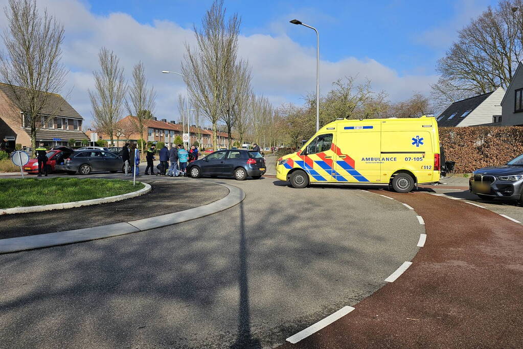 Automobilist en fietser in botsing op rotonde