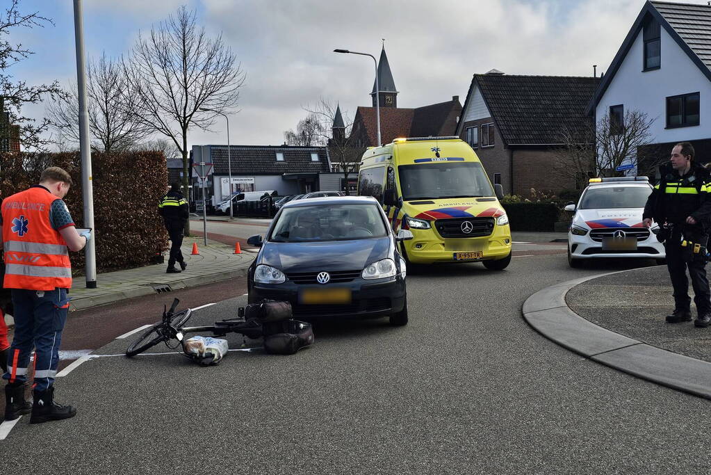 Automobilist en fietser in botsing op rotonde