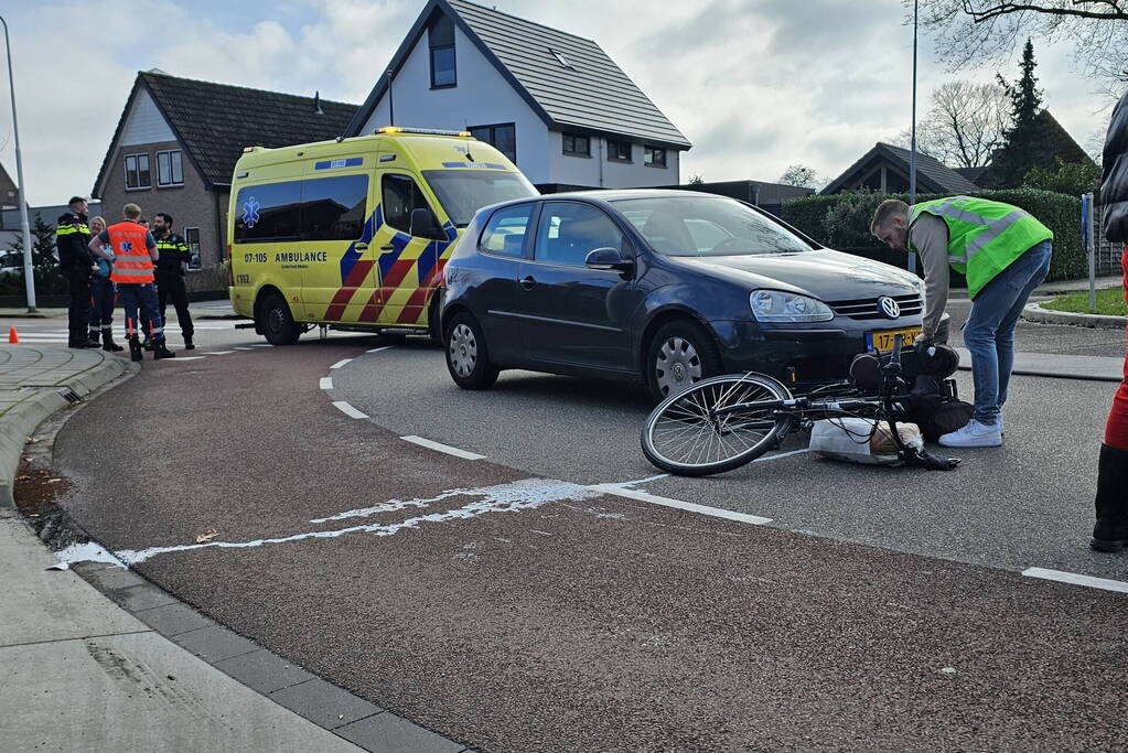 Automobilist en fietser in botsing op rotonde