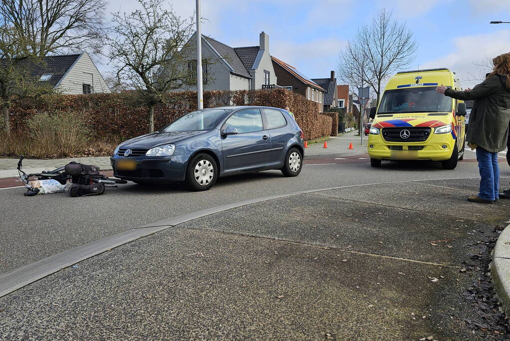 Automobilist en fietser in botsing op rotonde