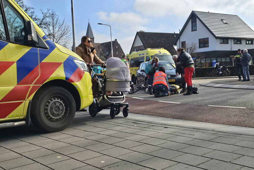 Automobilist en fietser in botsing op rotonde