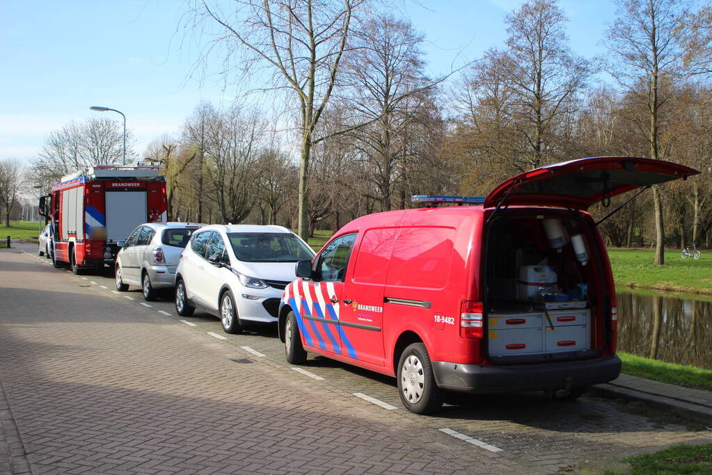 Vastgereden ambulance losgetrokken door graafmachine