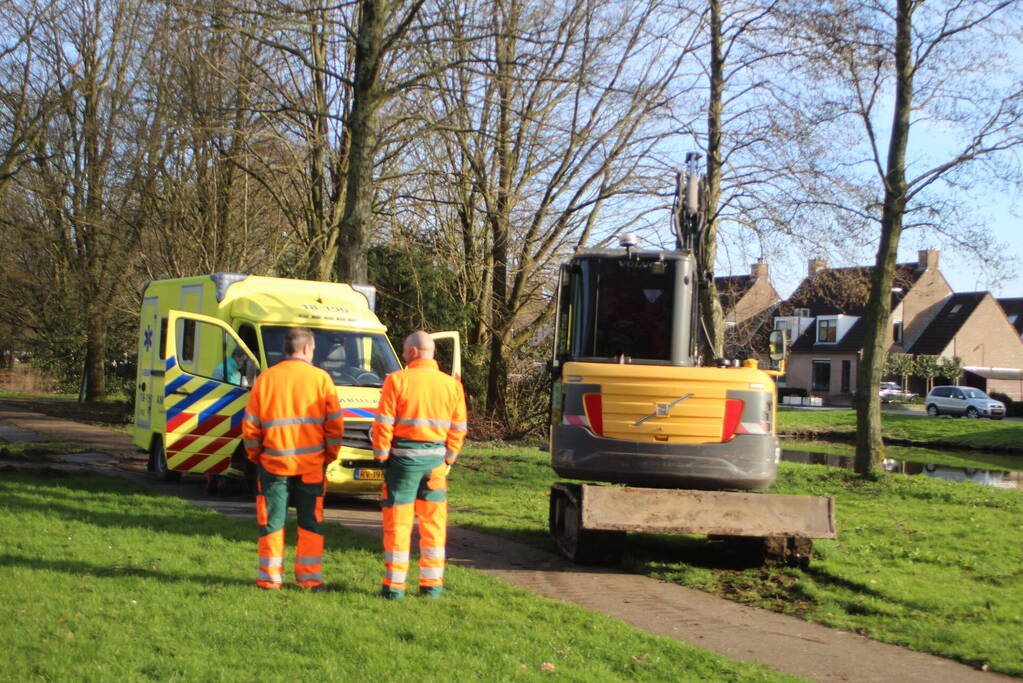 Vastgereden ambulance losgetrokken door graafmachine