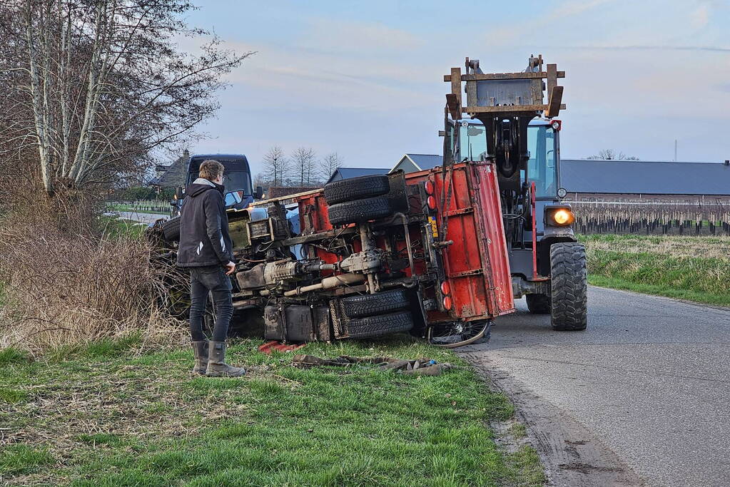 Gekantelde landbouwvoertuig plet fiets