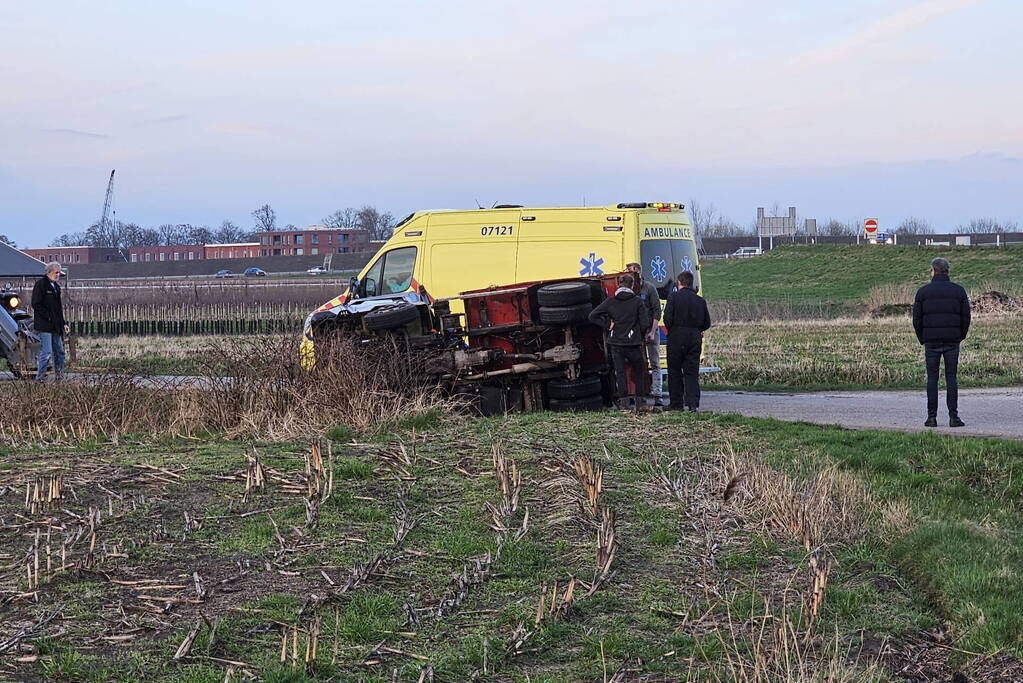 Gekantelde landbouwvoertuig plet fiets