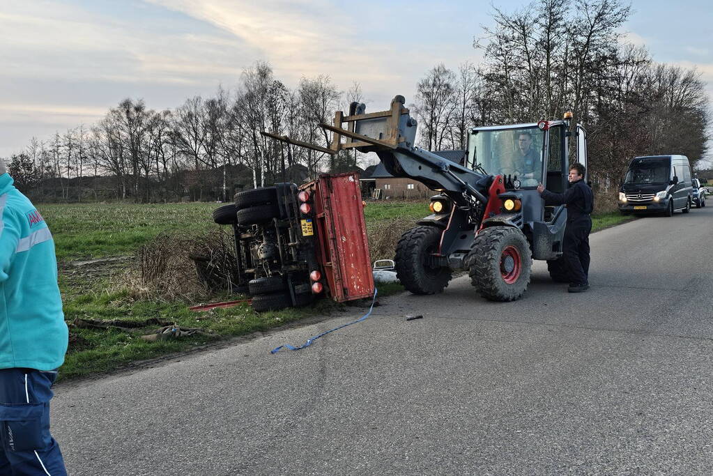 Gekantelde landbouwvoertuig plet fiets