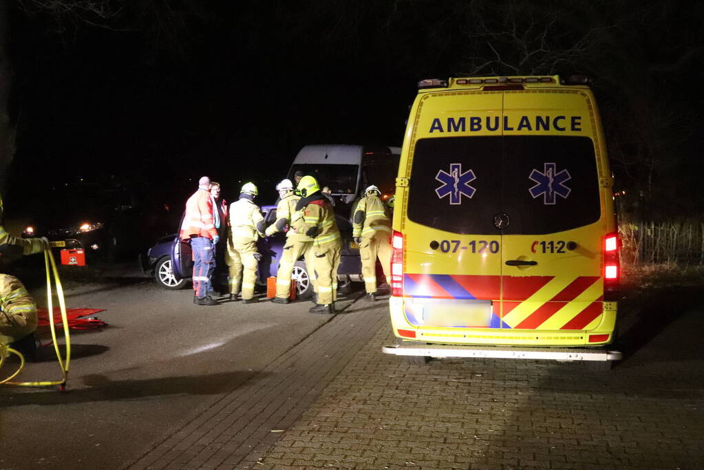 Persoon bekneld na aanrijding met boom