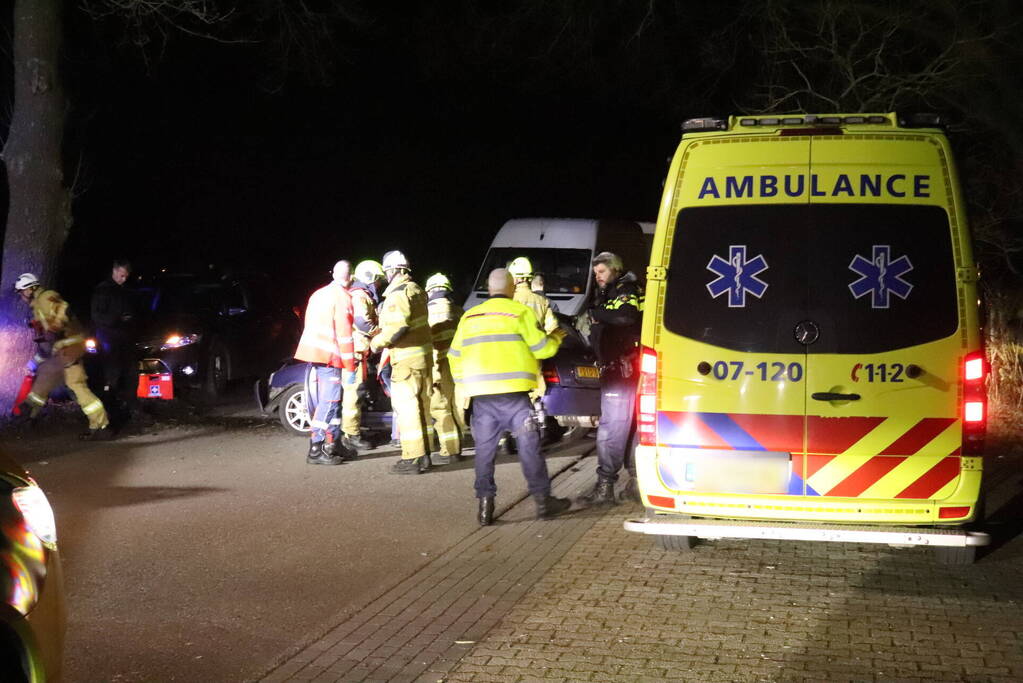 Persoon bekneld na aanrijding met boom