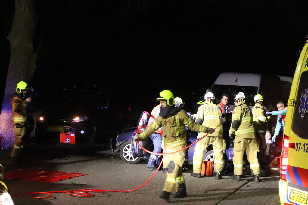 Persoon bekneld na aanrijding met boom