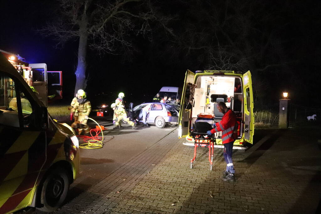 Persoon bekneld na aanrijding met boom