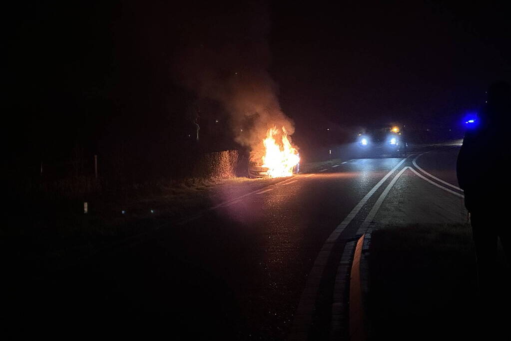 Voertuig brand voledig uit na hevige brand