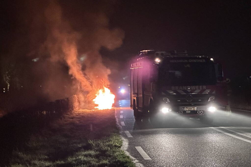 Voertuig brand voledig uit na hevige brand