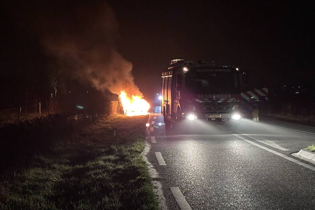 Voertuig brand voledig uit na hevige brand