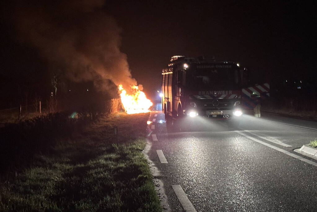 Voertuig brand voledig uit na hevige brand