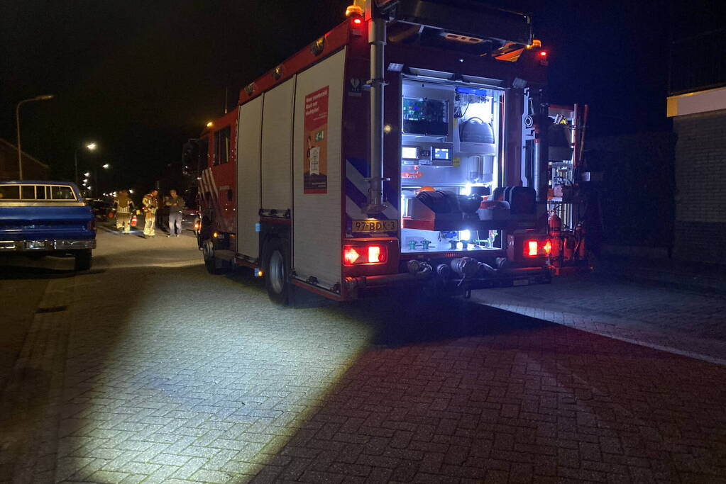 Brandweer spoelt riool na benzinelucht