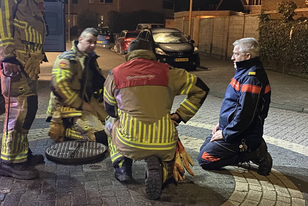 Brandweer spoelt riool na benzinelucht