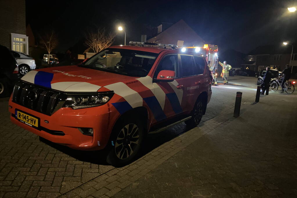 Brandweer spoelt riool na benzinelucht