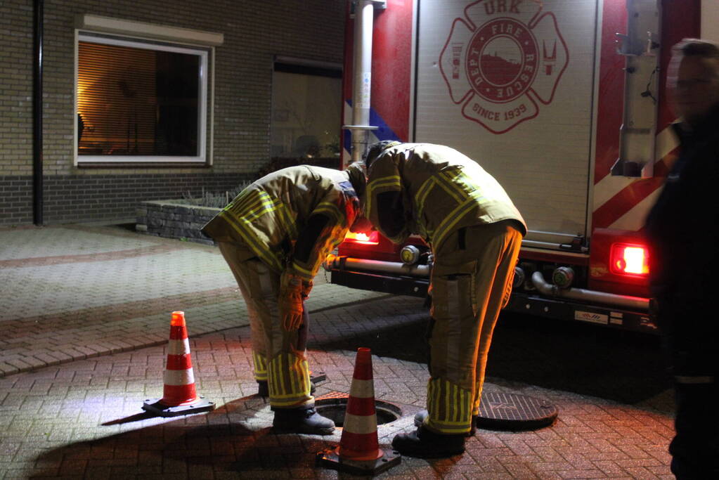 Brandweer spoelt riool na benzinelucht