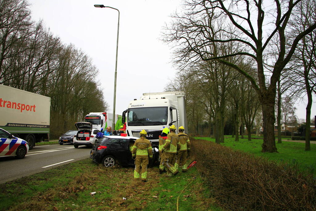 Automobilist bekneld na aanrijding met vrachtwagen