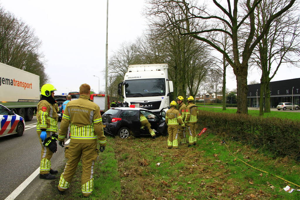 Automobilist bekneld na aanrijding met vrachtwagen