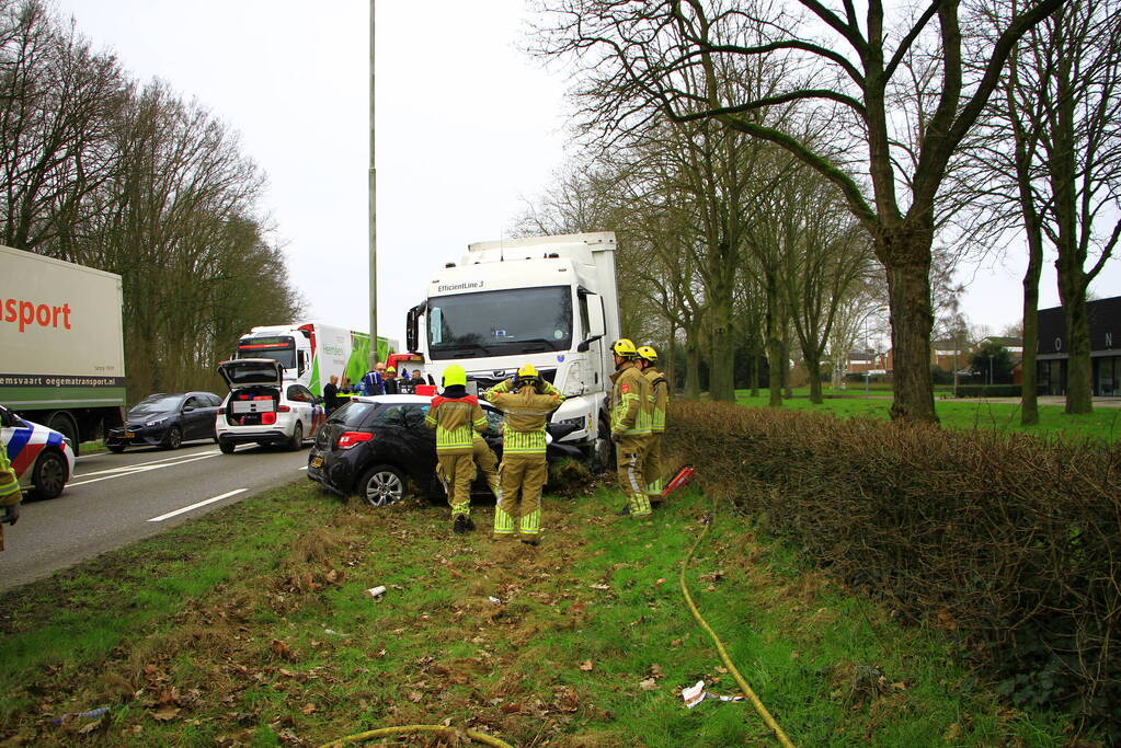 Automobilist bekneld na aanrijding met vrachtwagen