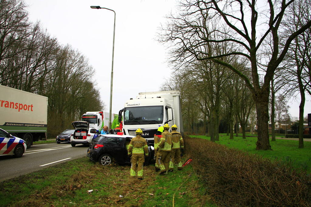 Automobilist bekneld na aanrijding met vrachtwagen