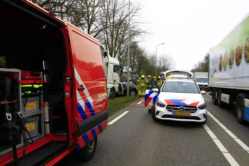 Automobilist bekneld na aanrijding met vrachtwagen