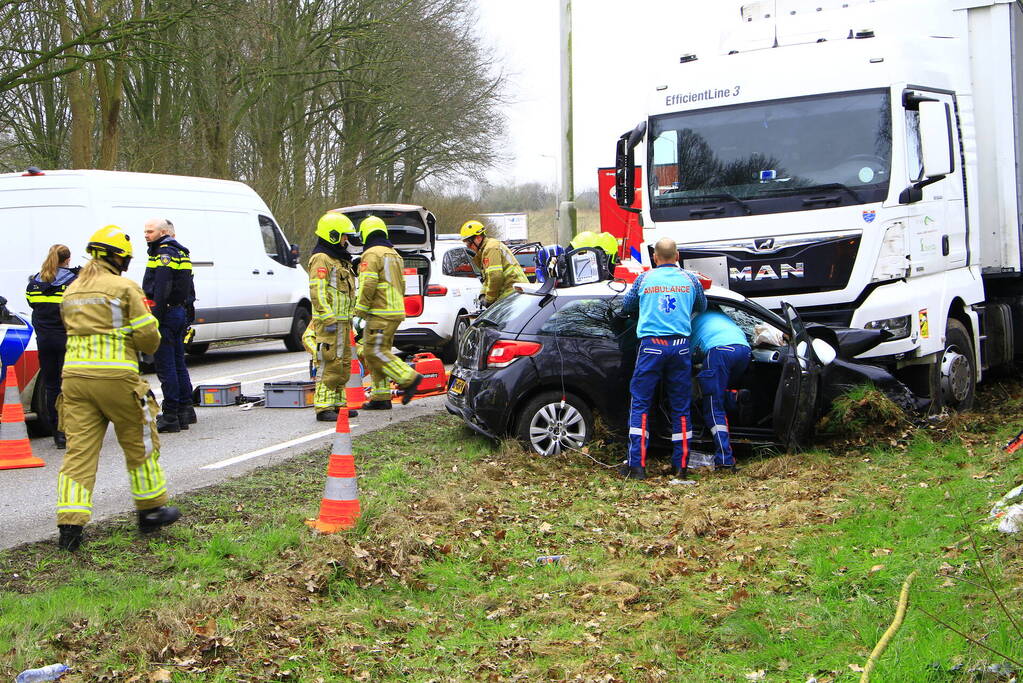 Automobilist bekneld na aanrijding met vrachtwagen