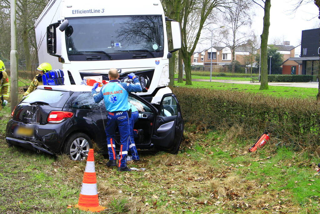 Automobilist bekneld na aanrijding met vrachtwagen