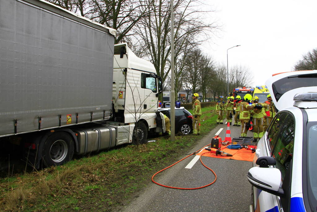 Automobilist bekneld na aanrijding met vrachtwagen