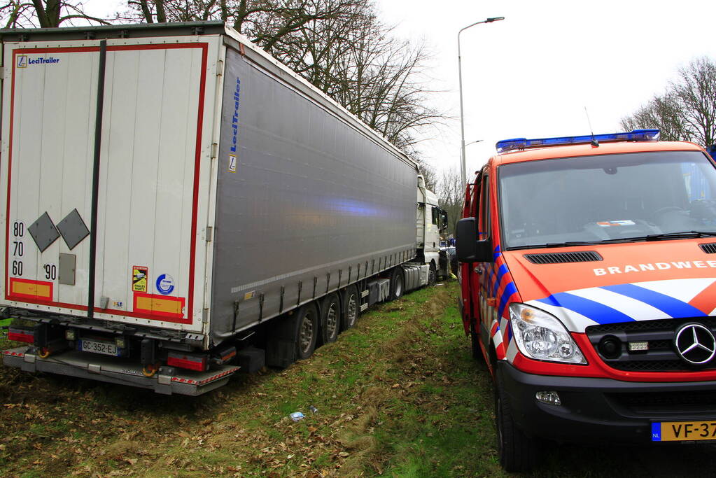 Automobilist bekneld na aanrijding met vrachtwagen