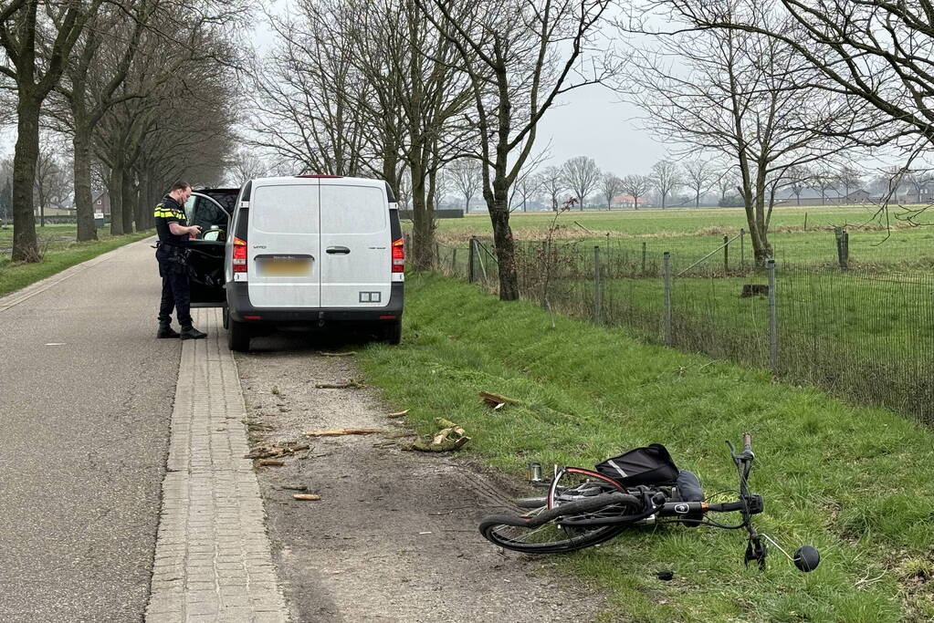 Fietser geschept door achteruitrijdende bezorger