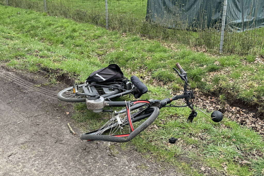 Fietser geschept door achteruitrijdende bezorger