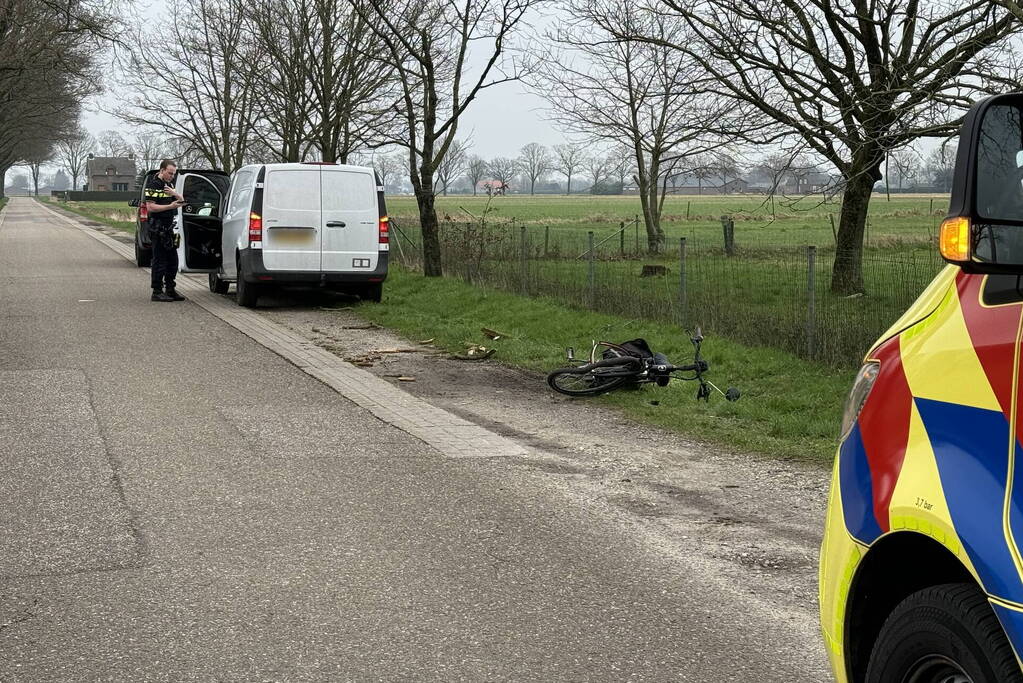 Fietser geschept door achteruitrijdende bezorger